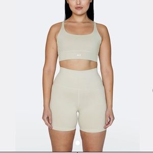 Set Active biker shorts in oatmilk